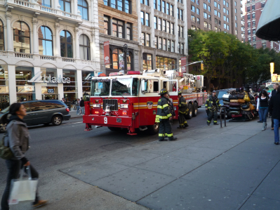 I pompieri al lavoro lungo Broadway (Photo by M.Nigra)